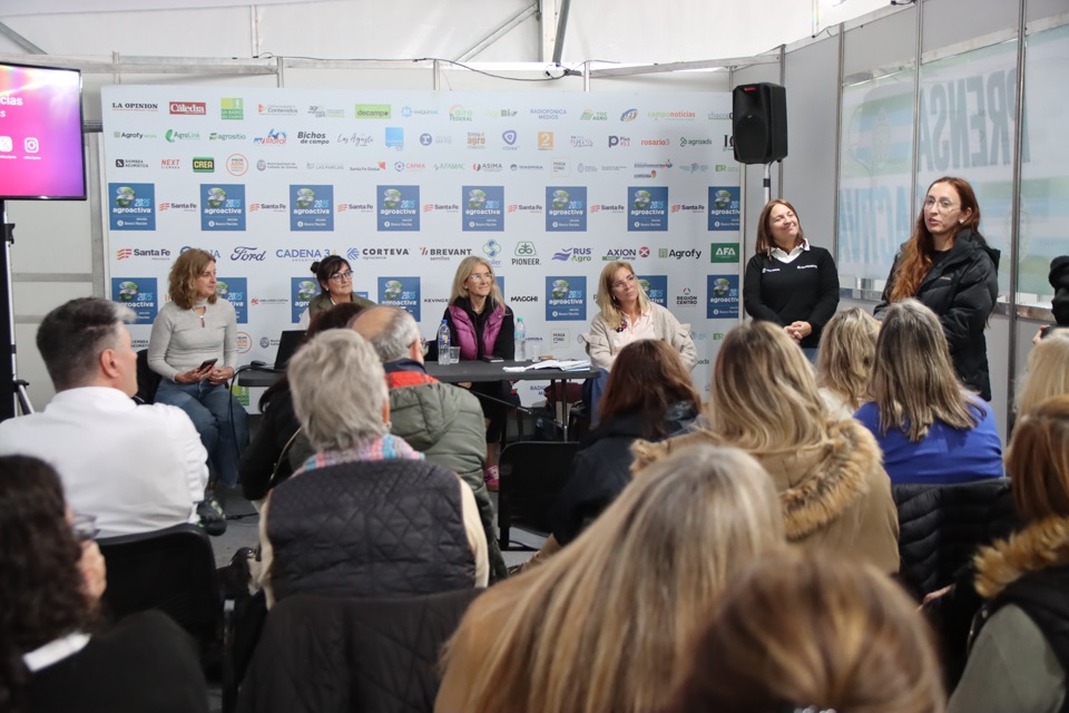 Conferencia con perspectiva de cambio, liderazgo femenino en el Agro